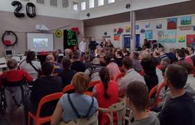 Pokaż zdjęcie: Uczestnicy jubileuszu 20-lecia Warsztatu Terapii Zajęciowej „Koniczynka”