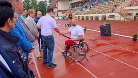 Pokaż zdjęcie: Dekoracja jednego z medalistów