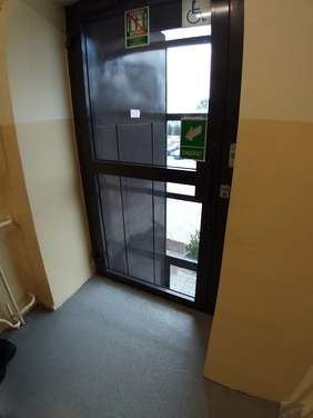 Pokaż zdjęcie: Oględziny ciągów komunikacyjnych w PCPR w Prudniku przeprowadzane przez eksperta BHP i konsultantów Punktu Kontaktowego PFRON