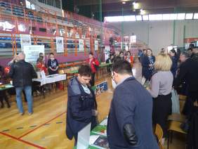 Pokaż zdjęcie: Pracownik PFRON udziela informacji