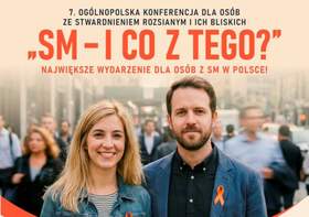 Plakat 7. Ogólnopolskiej Konferencji dla osób ze stwardnieniem rozsianym „SM – i co z tego?”. Na środku zdjęcie kobiety i mężczyzny na tle miasta.