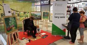 Pokaż zdjęcie: Obchody Dnia Osób Malujących Ustami i Nogami 