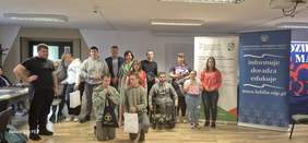 Pokaż zdjęcie: Grupa osób pozujących do pamiątkowego zdjęcia.