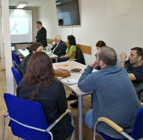 Pokaż zdjęcie: Pan Łukasz Żmuda – dyrektor Oddziału Opolskiego przedstawia gościom z Gruzji  misję, mechanizm działania i strukturę Państwowego Funduszu Rehabilitacji Osób Niepełnosprawnych