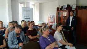 Pokaż zdjęcie: Prelegent prezentuje uczestnikom założenia Systemu Wsparcia Obsługi Dofinansowań i Refundacji