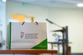 Pokaż zdjęcie: Upominki PFRON wręczane laureatom konkursu Idol