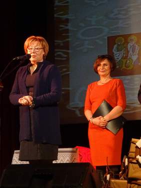 Pokaż zdjęcie: Dyrektor Marta Mordarska podczas Przeglądu "Na słodką nutę"