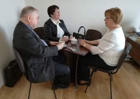 Pokaż zdjęcie: Od lewej: Ks. dr Stanisław Słowik – Dyrektor Caritas Diecezji Kieleckiej, Urszula Jarasz – kierownik Zespołu Placówek Caritas oraz Marta Mordarska - dyrektor Małopolskiego Oddziału PFRON