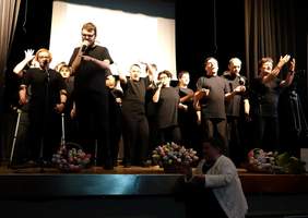 Pokaż zdjęcie: Przedstawienie teatralne "Dajesz?" w wykonaniu uczestników WTZ  (fot: Maria Olszowska)