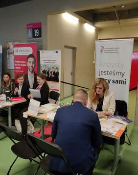 Pokaż zdjęcie: Stoisko Małopolskiego Oddziału PFRON podczas Majówki z pracą - targi pracy w Tauron Arenie Kraków