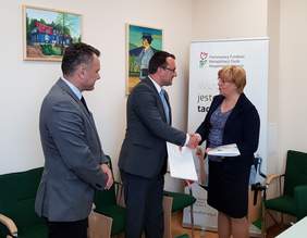 Pokaż zdjęcie: od lewej: Arkadiusz Wrzoszczyk, Wicestarosta Powiatu Krakowskiego, Wojciech Pałka, Starosta Krakowski oraz Marta Mordarska, Dyrektor Małopolskiego Oddziału PFRON