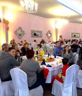 Uczestnicy balu przy stołach