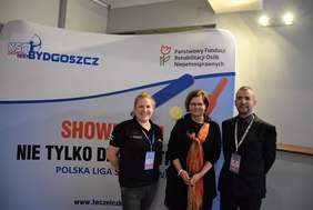 Pokaż zdjęcie: Pani Aleksandra Gierej – Dyrektor Oddziału Kujawsko-Pomorskiego PFRON oraz organizatorzy turnieju