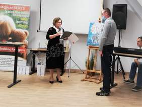 Pokaż zdjęcie: Dyrektor Oddzioału PFRON wręcza nagrodę Panu Sebastianowi Florkiewiczowi za zdobyte wyróżnienia w Konkursie Plastycznym 'Sztuka ON'