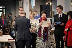 Pokaż zdjęcie: Wręczanie dyplomów PFRON dla zespołów muzycznych biorących udział w przeglądzie