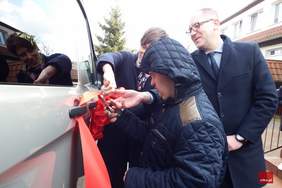 Pokaż zdjęcie: Uroczystość przekazania busa dla ŚDS w Lesznie z udziałem Anny Skupień, dyrektora Oddziału Wielkopolskiego PFRON oraz Łukasza Borowiaka, Prezydenta Miasta Leszna