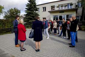 Pokaż zdjęcie: Przekazanie busa z dofinansowaniem PFRON dla podopiecznych Domu Pomocy Społecznej w Mościszkach