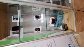 Fotografia witryny ze sprzętem