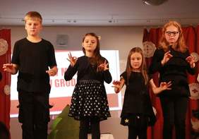 Pokaż zdjęcie: „Cicha noc” w języku migowym (źródło: ox-pl, fot. indi)