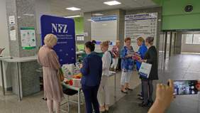 Pokaż zdjęcie: Stoiska informacyjne w holu ZUS