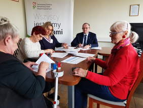 Pokaż zdjęcie: Aneksy do umów podpisane