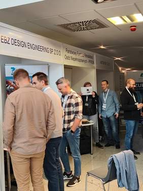 Pokaż zdjęcie: Uczestnicy targów