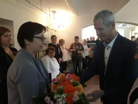 Pokaż zdjęcie: Pracownik PFRON Inga Mikee otrzymuje kwiaty