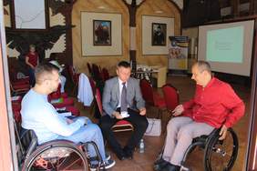 Naczelnik Wydziału ds. Projektów Krzysztof Kaca dyskutuje z pracownikami samorządu Grzegorzem Cześnikiem i Markiem Olszewskim