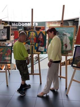 Artur Szatkowski oraz p.o. dyrektora Oddziału, Grażyna Bogdańska przed obrazem „ Koncert”.