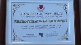 Pokaż zdjęcie: Dyplom z informacją, komu przyznano tytuł "Człowieka o godnym sercu". 