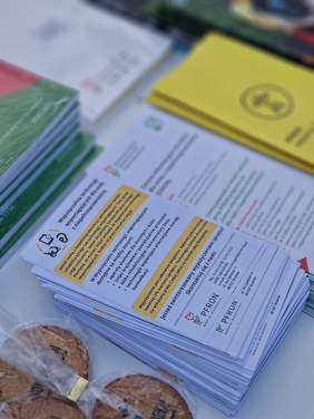 Pokaż zdjęcie: Ulotki na temat wsparcia osób z niepełnosprawnością leżą na stoliku