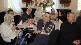 Pokaż zdjęcie: podopieczni ŚDS w Ksawerowie oraz zaproszeni goście