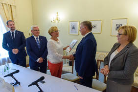 Pokaż zdjęcie: Przekazanie dokumentów staroście Romanowi Łucarzowi