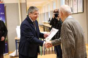 Pokaż zdjęcie: Dyrektor Oddziału Śląskiego PFRON Jan Wroński podczas wręczania nagród