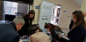 Pokaż zdjęcie: Uczestnicy konferencji otrzymali poradniki dla pracodawców wypracowane w ramach projektu pn. „Model wsparcia osób niepełnosprawnych w środowisku pracy”