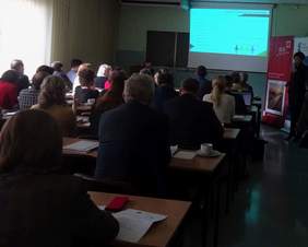 Pokaż zdjęcie: Wystąpienie Anny Skupień, dyrektor Oddziału Wielkopolskiego PFRON podczas konferencji w Koninie pn. „Fundusze Europejskie oraz wsparcie rządowe dla Jednostek Samorządu Terytorialnego i rynku mieszkaniowego”