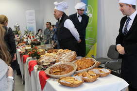 Pokaż zdjęcie: Stoisko z produktami piekarniczymi