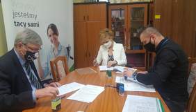 Pokaż zdjęcie: na zdjęciu: Alicja Wajchert  Prezes Zarządu Texpol sp. z o.o. podpisuje umowę w siedzibie Oddziału Łódzkiego PFRON w obecności Władysława Skwarki Dyrektora Oddziału Łódzkiego PFRON i Przemysława Suligorskiego pracownika Oddziału 