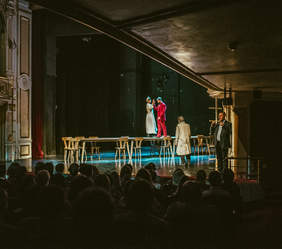 Pokaż zdjęcie: Spektakl Wesele z tłumaczeniem na język migowy