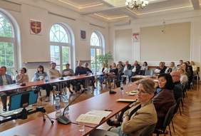 Pokaż zdjęcie: Uczestnicy spotkania siedzący przy stole na sali konferencyjnej Starostwa Powiatowego w Jędrzejowie