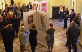 Pokaż zdjęcie: Grupa osób oglądajacych wystawę