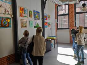 Pokaż zdjęcie: Oglądanie prac na wystawie