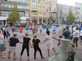 Pokaż zdjęcie: uczestnicy pikniku intergacyjnego 