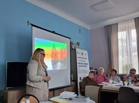 Pokaż zdjęcie: Marzena Kozieł pracownik Oddziału Świętokrzyskiego PFRON omawia kwestię barier – zarówno architektonicznych, społecznych, jak i komunikacyjnych, które utrudniają pełne uczestnictwo w życiu społecznym