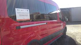 Pokaż zdjęcie: Czerwony mikrobus  z naklejką  dotyczącą  z programu Door-to door, fot.Gmina Mełgiew