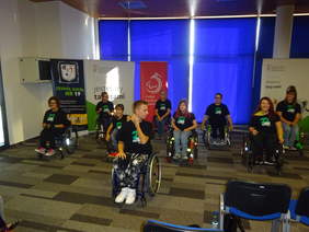 Pokaż zdjęcie: Fundacja Odjazdowo Nieograniczeni podczas pokazu zumby na wózkach