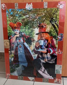 Pokaż zdjęcie: Fotografia przedstawiająca ubranego mężczyznę w przeróżne rzeczy i kapelusz