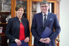 Pokaż zdjęcie: Od lewej: dyrektor Oddziału Wielkopolskiego PFRON - dr Anna Skupień oraz JM Rektor Akademii Wychowania Fizycznego w Poznaniu – dr hab. Dariusz Wieliński, prof. AWF