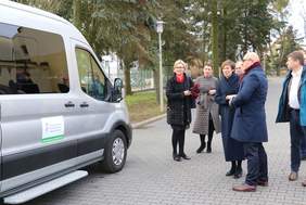 Pokaż zdjęcie: Uroczystość przekazania dwóch busów z dofinansowaniem ze środków PFRON dla uczniów Szkoły Podstawowej nr 3 w Wągrowcu
