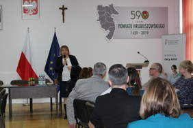 Pokaż zdjęcie: Iwona Osmałek specjalista Oddziału Lubelskiego  PFRON oraz uczestnicy spotkania